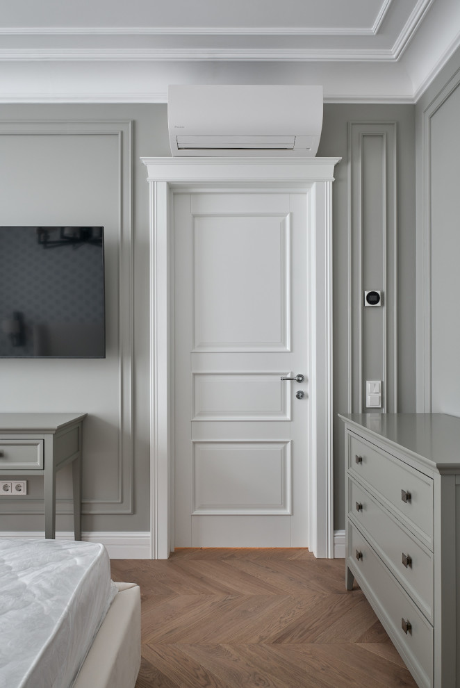 Белый Леон в светлом интерьере