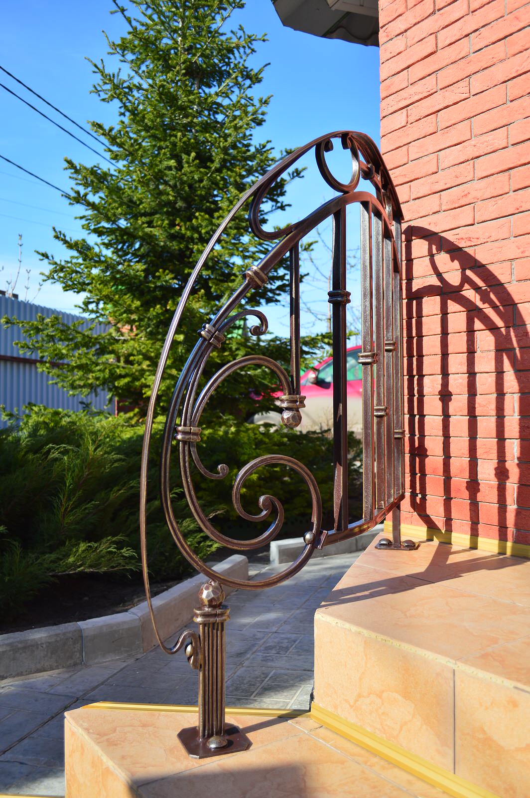 Обложка проекта: Кованые перила при входе в загородныйдом