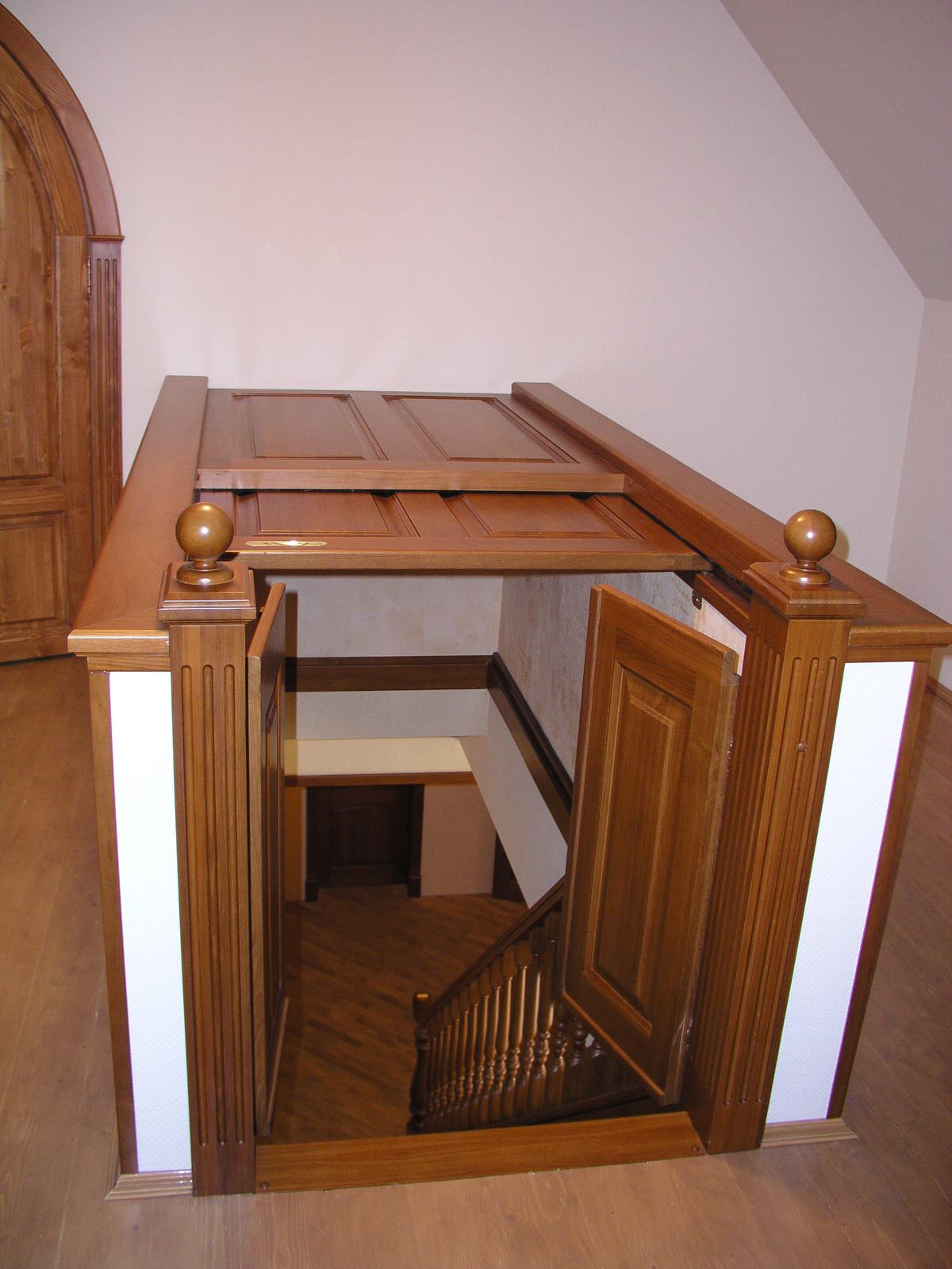 Лестница с дверью на мансарду.