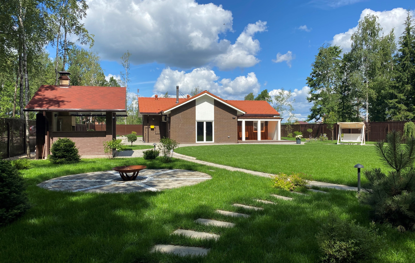 КП ЭкоПарк Ушаково. Ландшафт. Беседка с ББК в стиле дома.