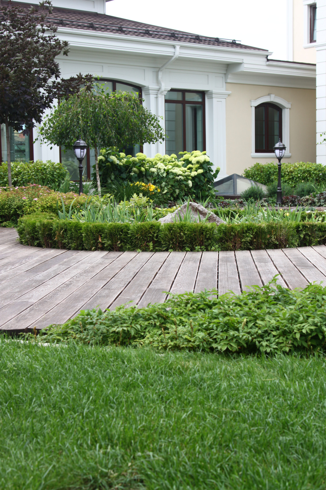 Внутренний дворик в коттеджном поселке "Изумрудный город"