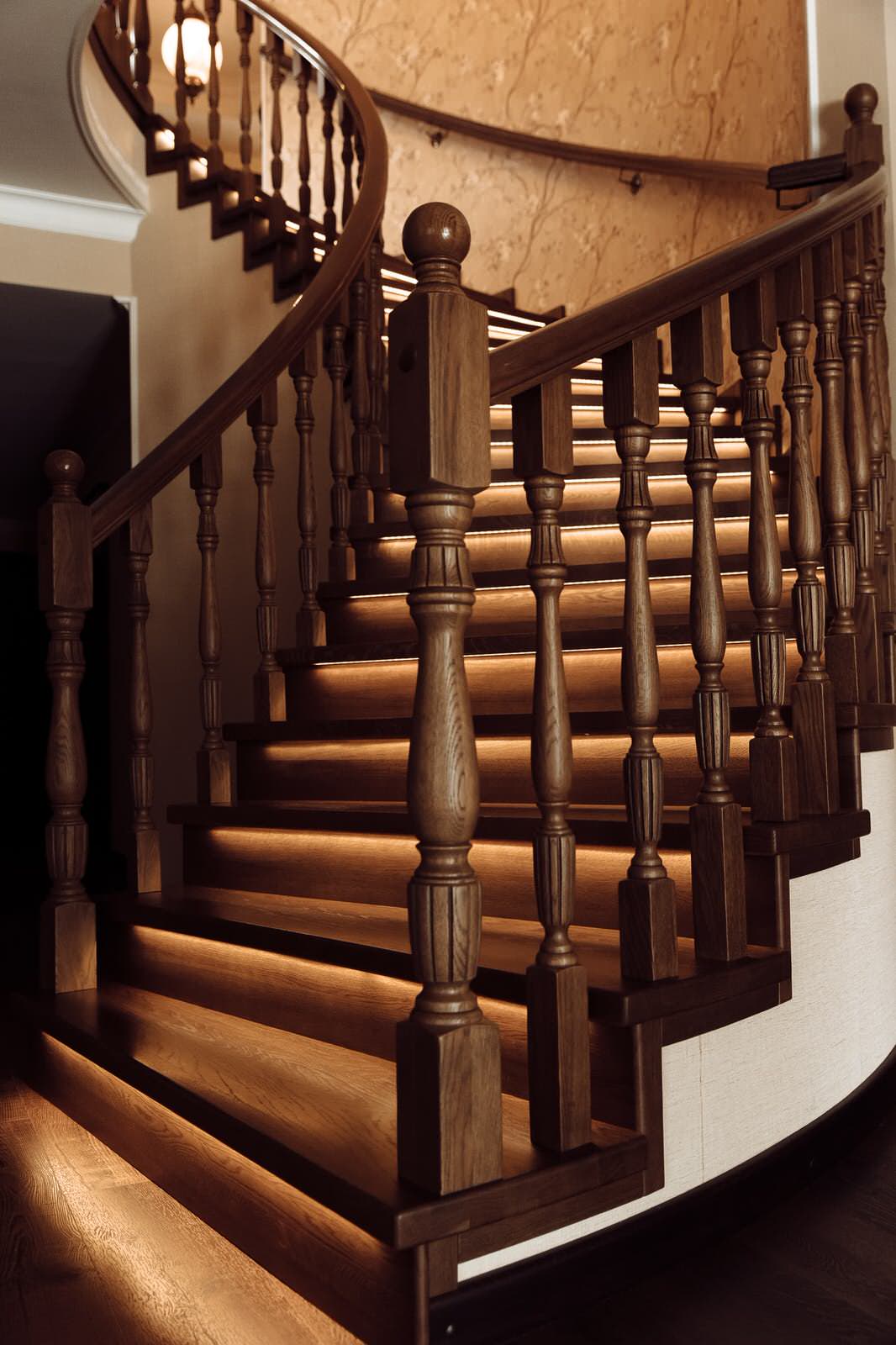 Проект 6 - Радиальная лестница из дуба на бетонном основании в Подмосквовье