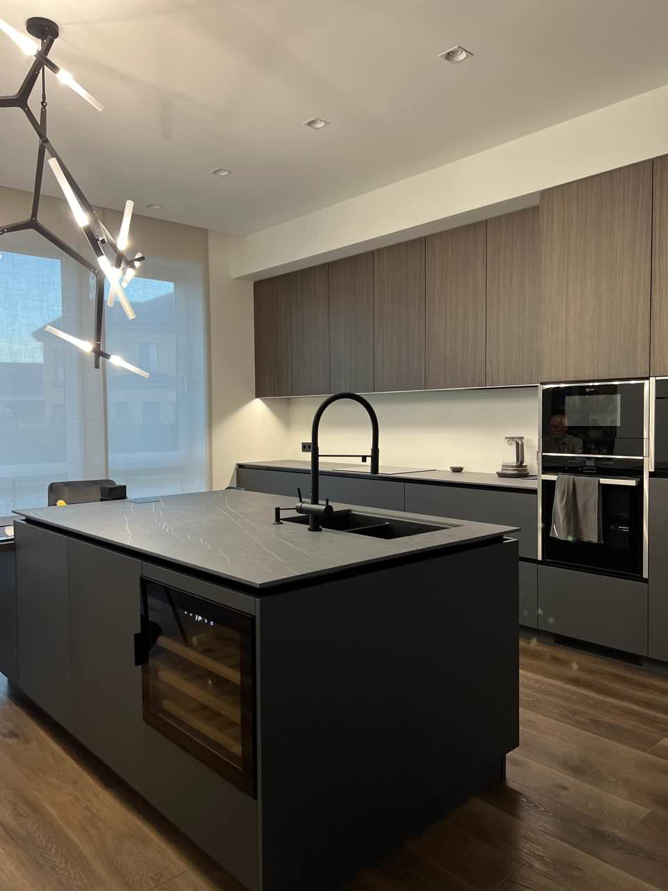 Серая кухня с винным шкафом в острове