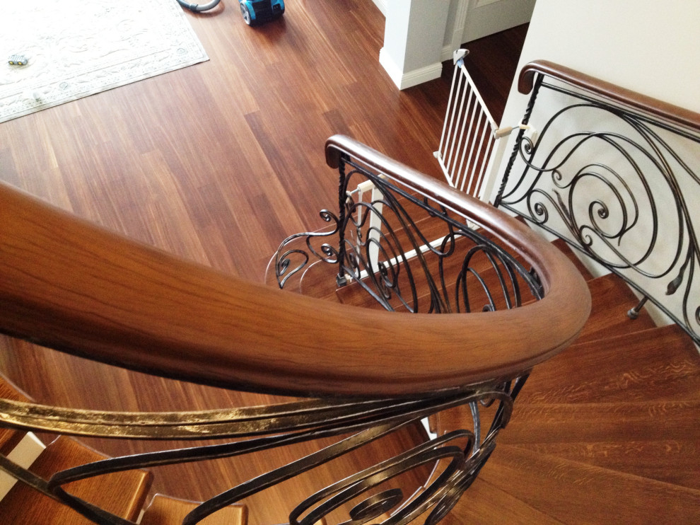 Облицовка  бетонного марша, ступеньки  из  массива  дуба, кованное  ограждение,