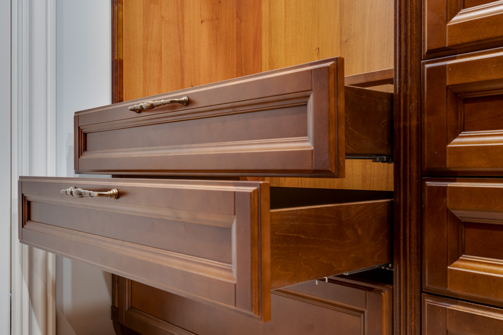 Дом в КП Ильичевка. Гардеробная.