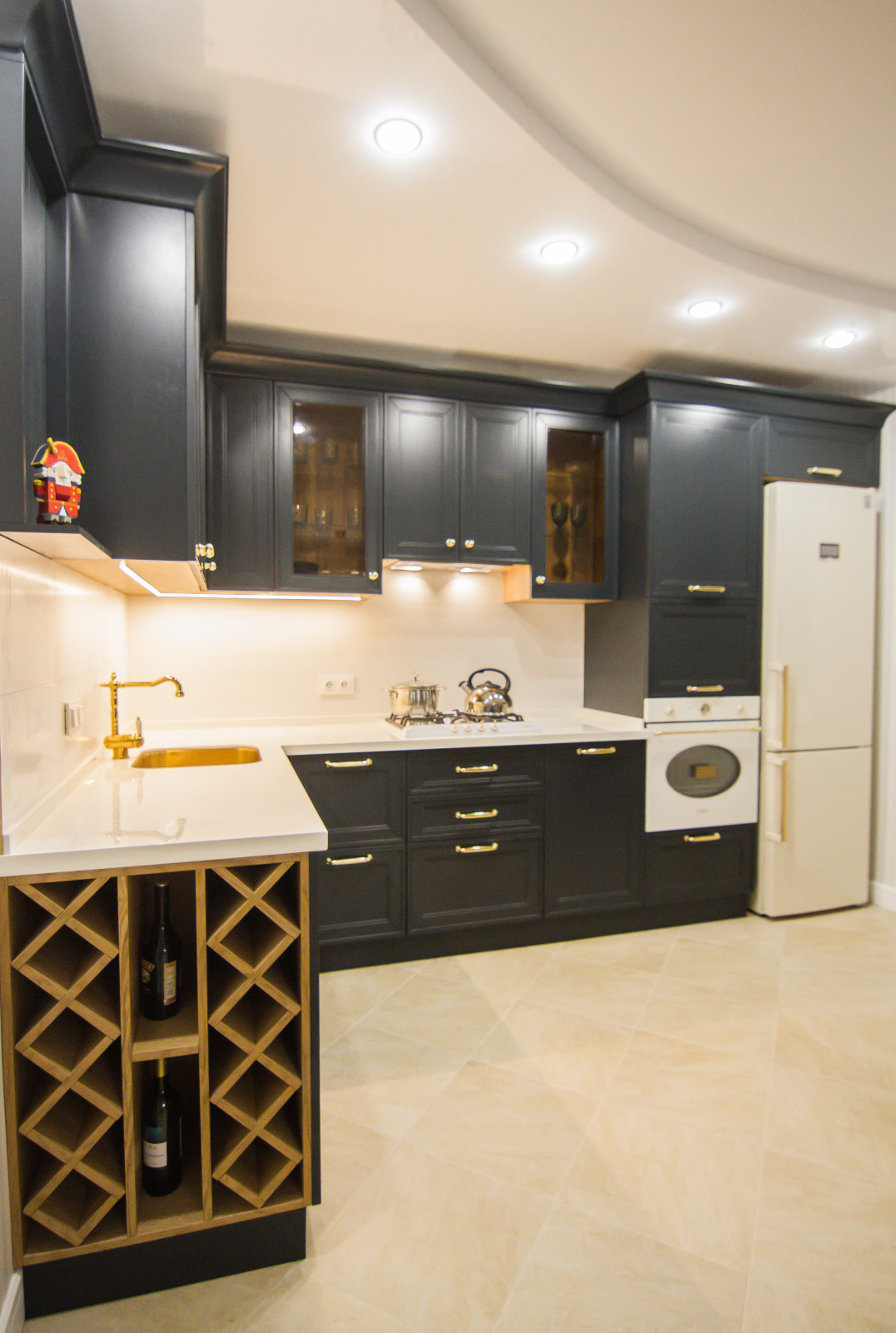 Черная кухня в стиле неоклассика