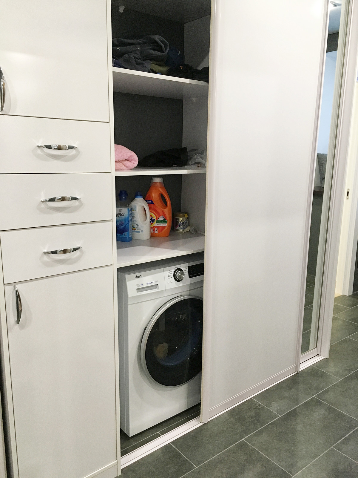 Стиральная машина в шкафу