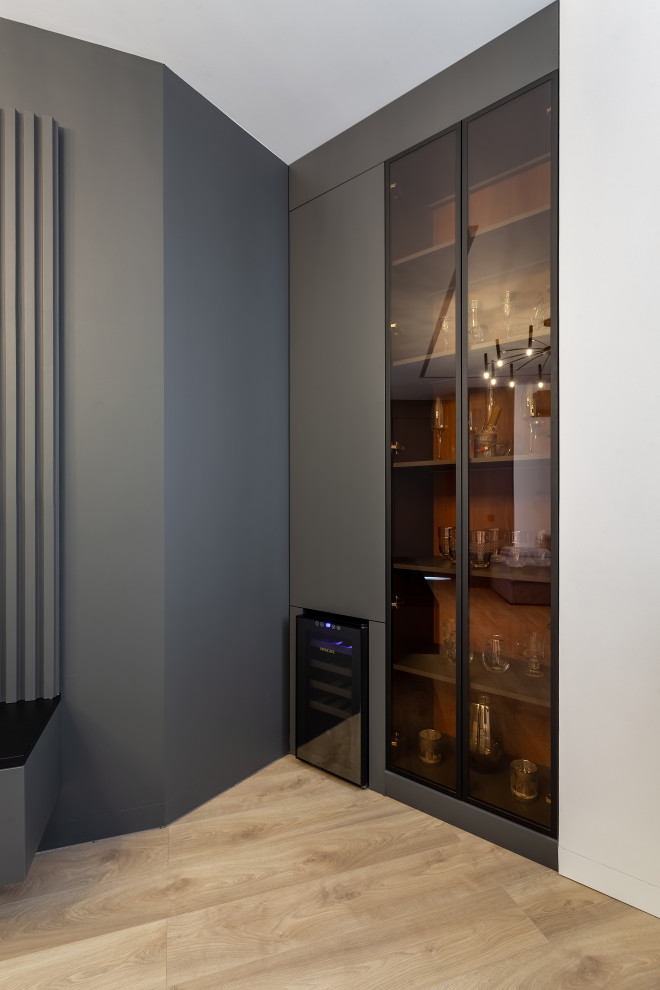 Шкаф со стеклянными фасадами