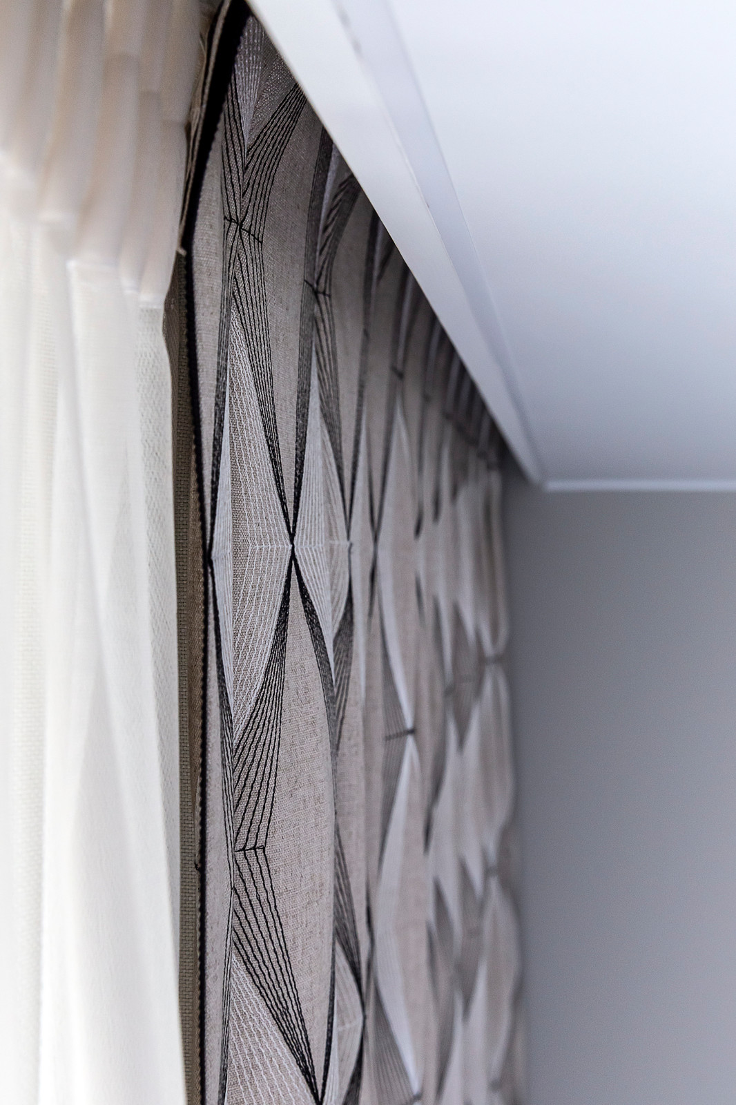 Вышивка на портьерах в спальне