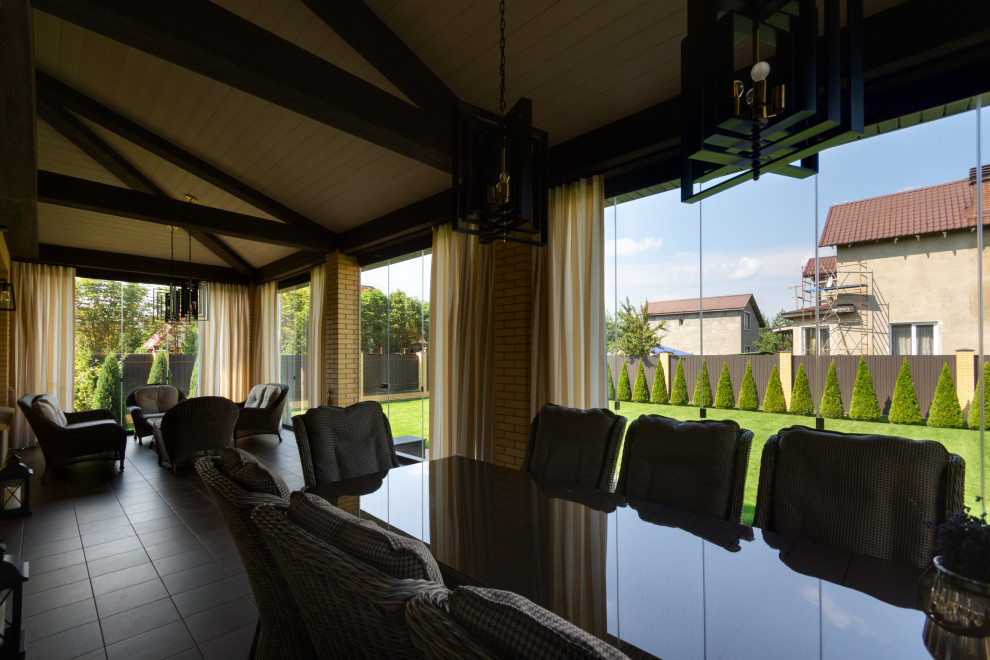 Классическая терраса с безрамным остеклением