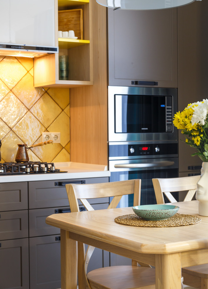 Разноцветная двухкомнатная квартира для девушки, которая любит вязать.