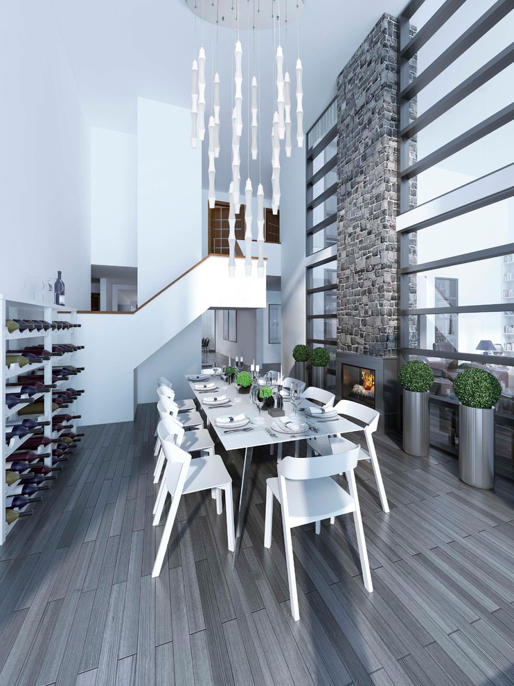 Обеденная зона в современной квартире с высокими потолками и витражными окнами