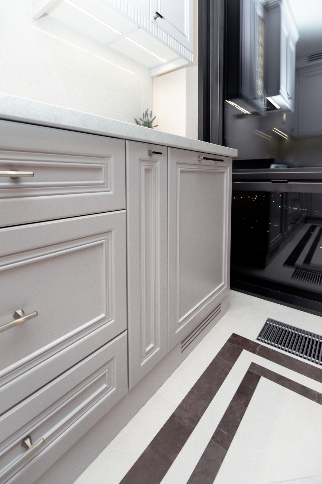 Нежно-серая кухня в неоклассическом стиле