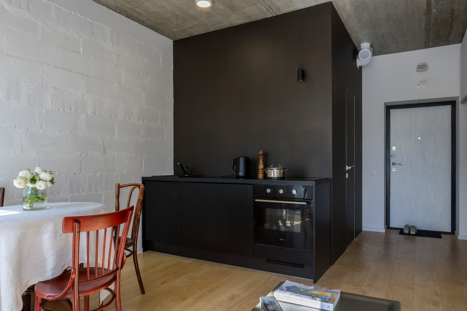 Квартира архитектора с садом и винтажной мебелью