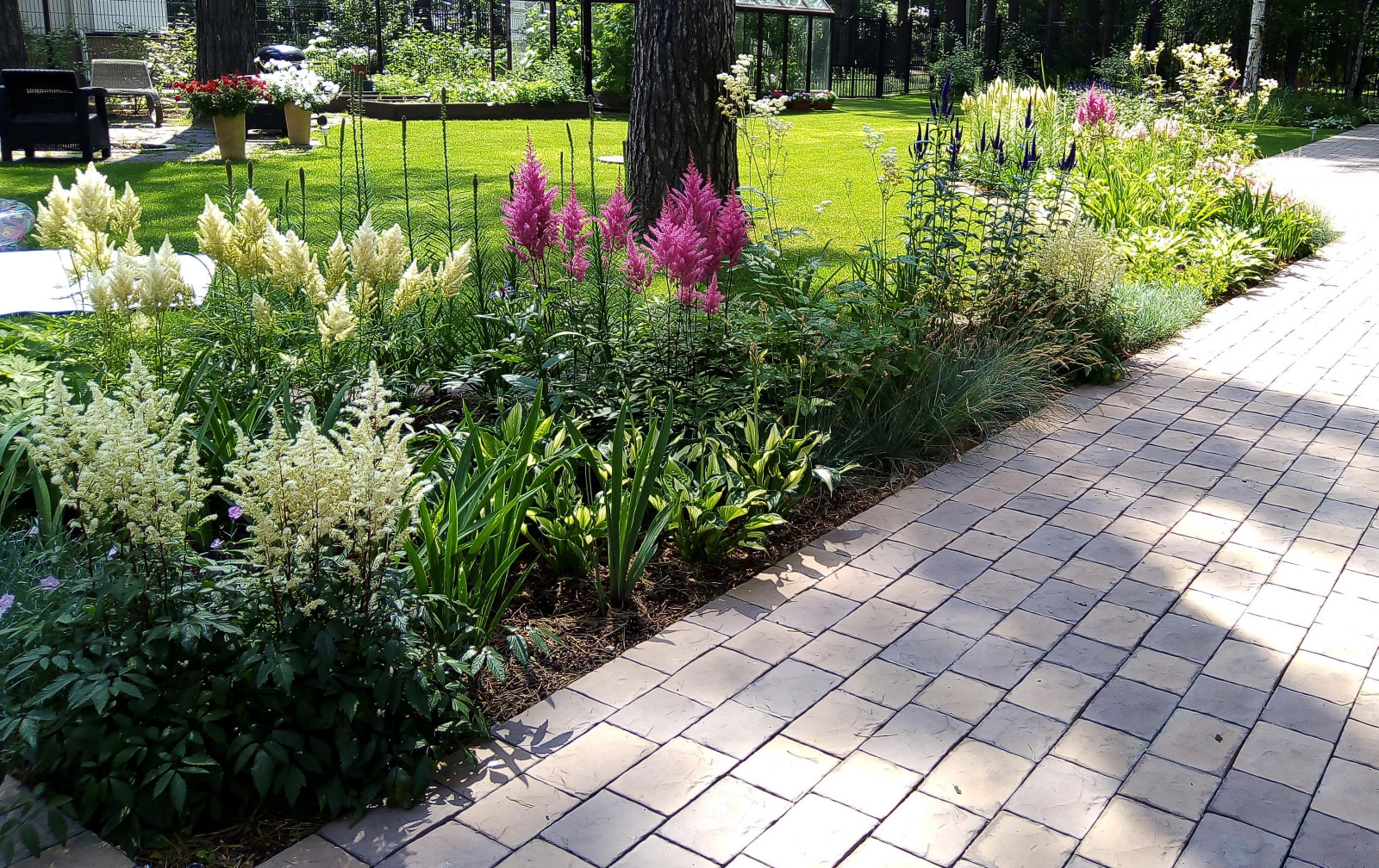 Цветники под пологом леса