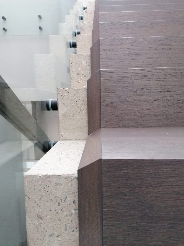 Облицовка лестницы в современном стиле со стеклом.