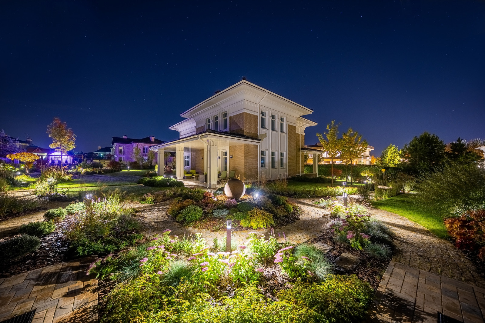 Ландшафтная подсветка участка в КП Ренессанс Парк