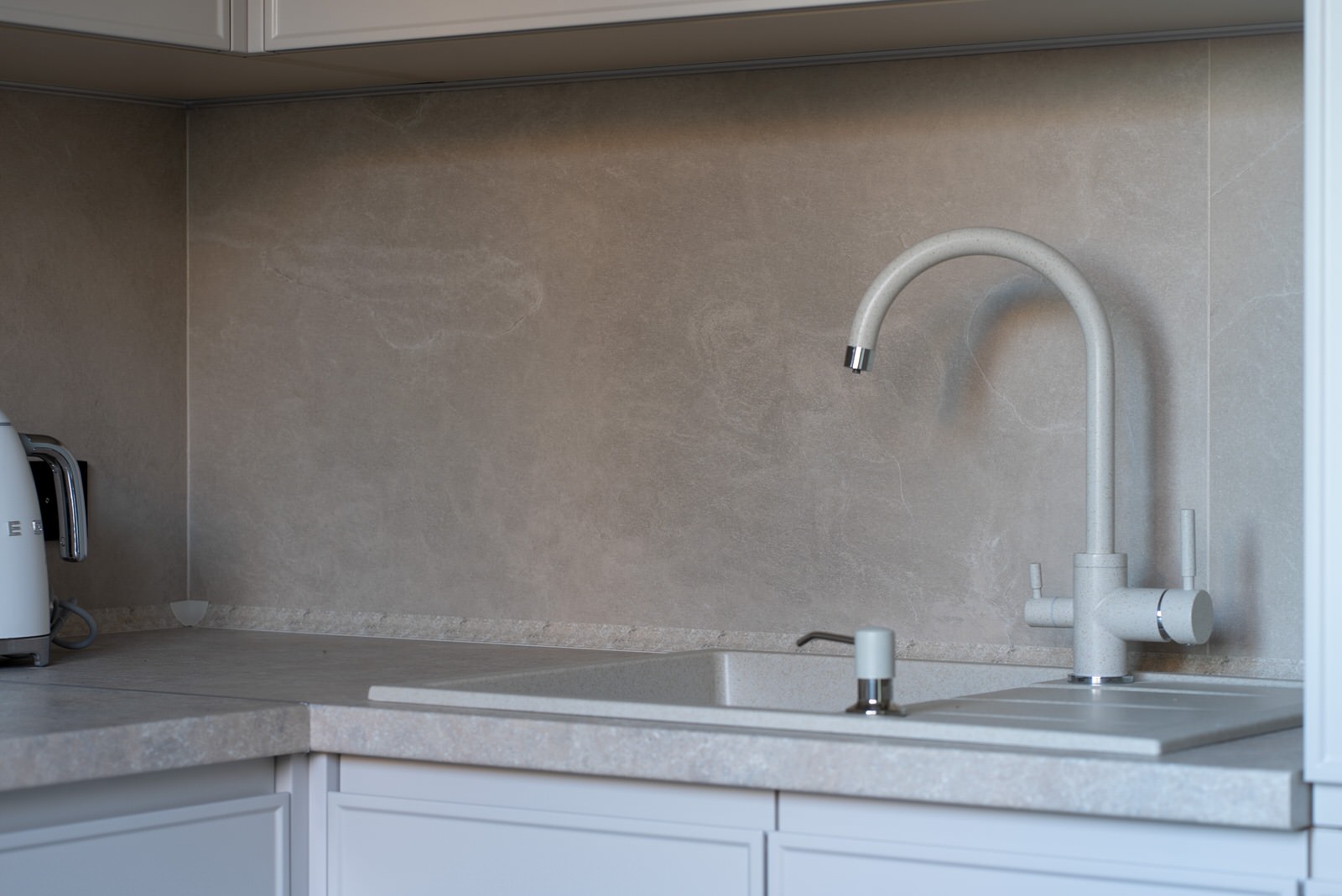 Монохромная кухня до потолка с интересными решениями