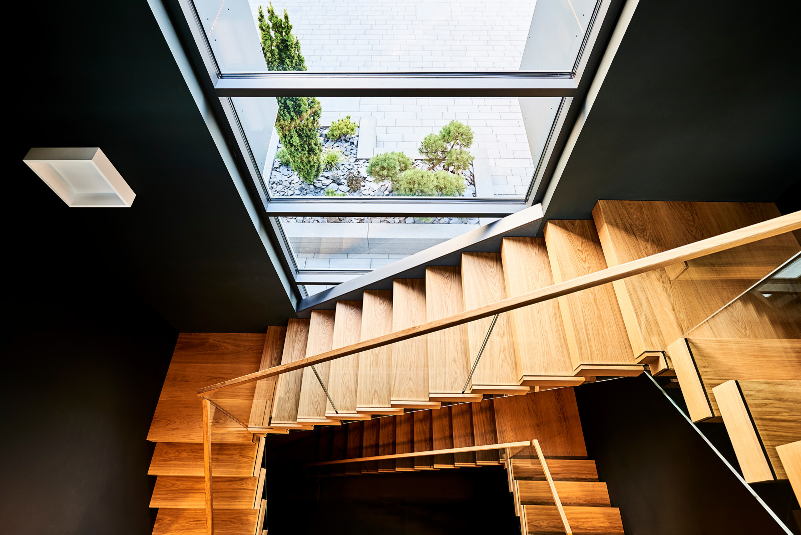 Консольная лестница с инновационной встроенной подсветкой