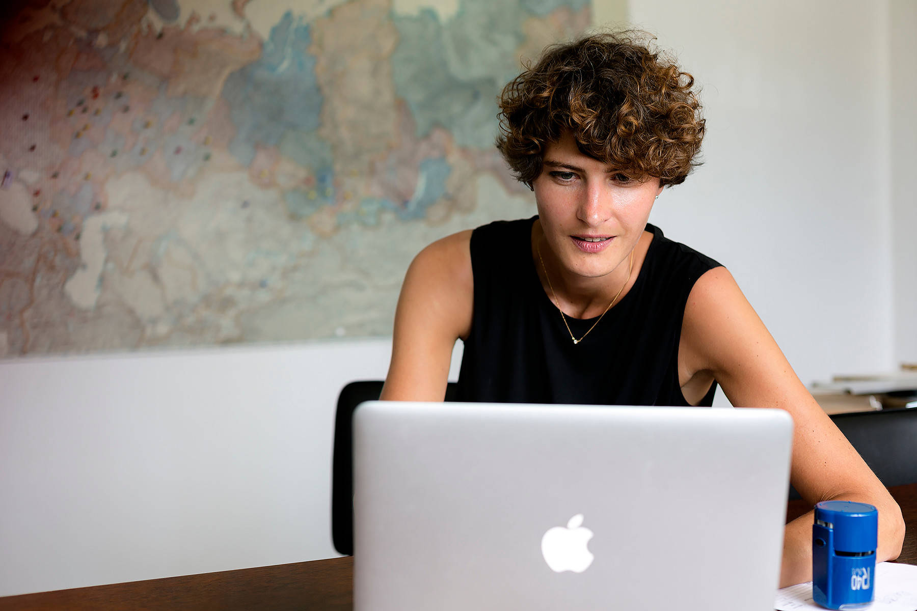 Портрет: Модернизм и эстетика в мебели Woodi Furniture