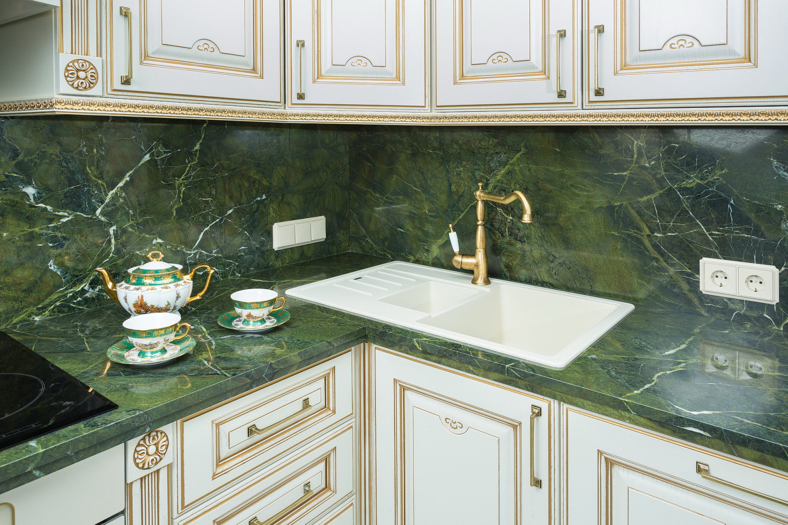 Зеленый мрамор в интерьере кухни