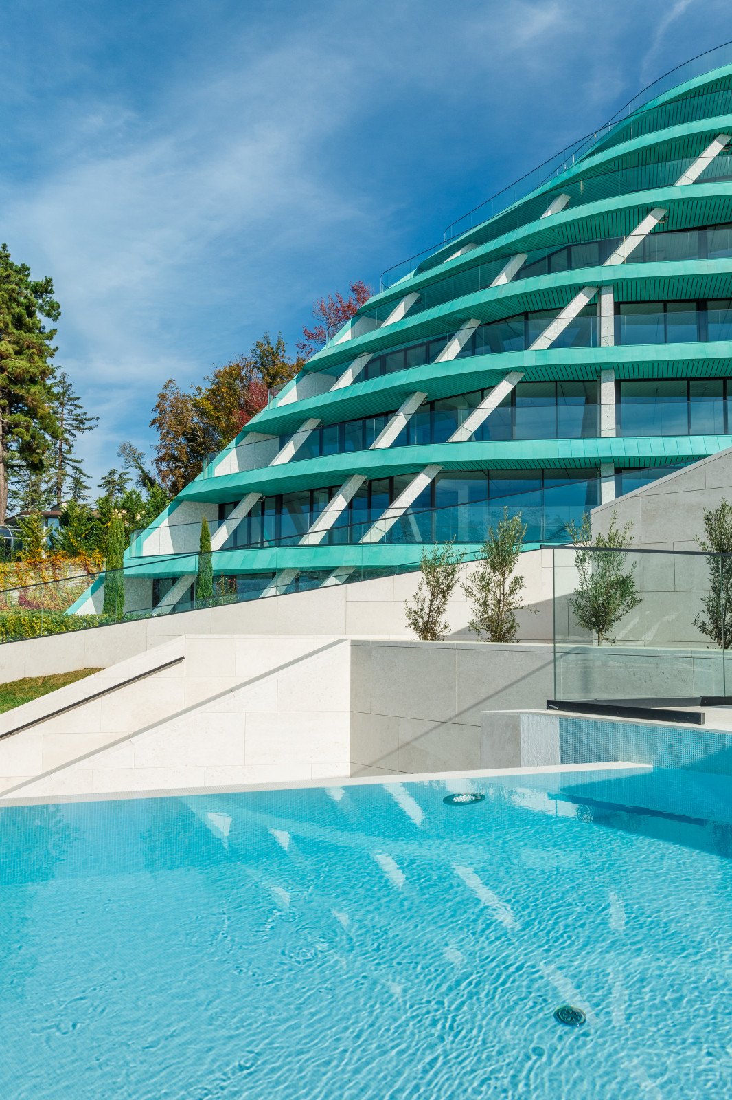 Открытый бассейн infinity в REEF RESIDENCE.