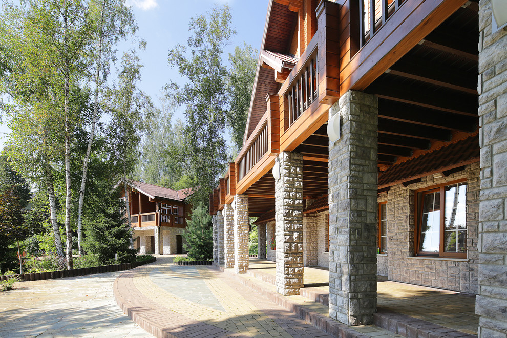 Дом из клееного бруса с цокольным этажом и американской террасой