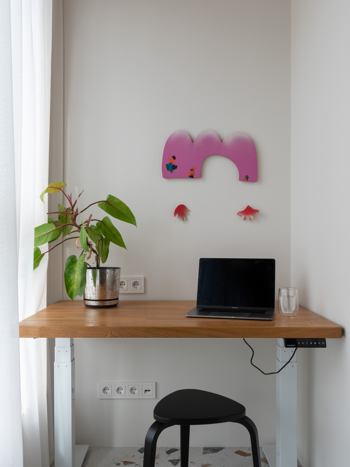 Двухкомнатная квартира с зеленой перегородкой в гостиной