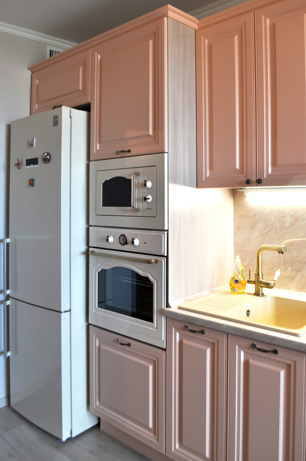 Пыльно-розовый проект кухни