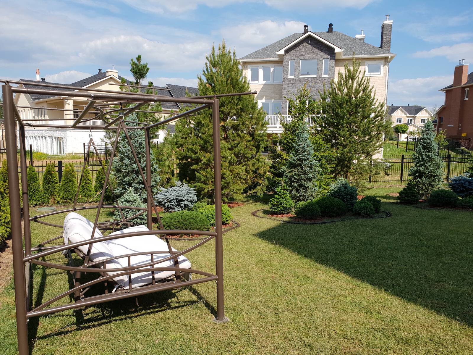 Хвойный сад в Новых Вешках.