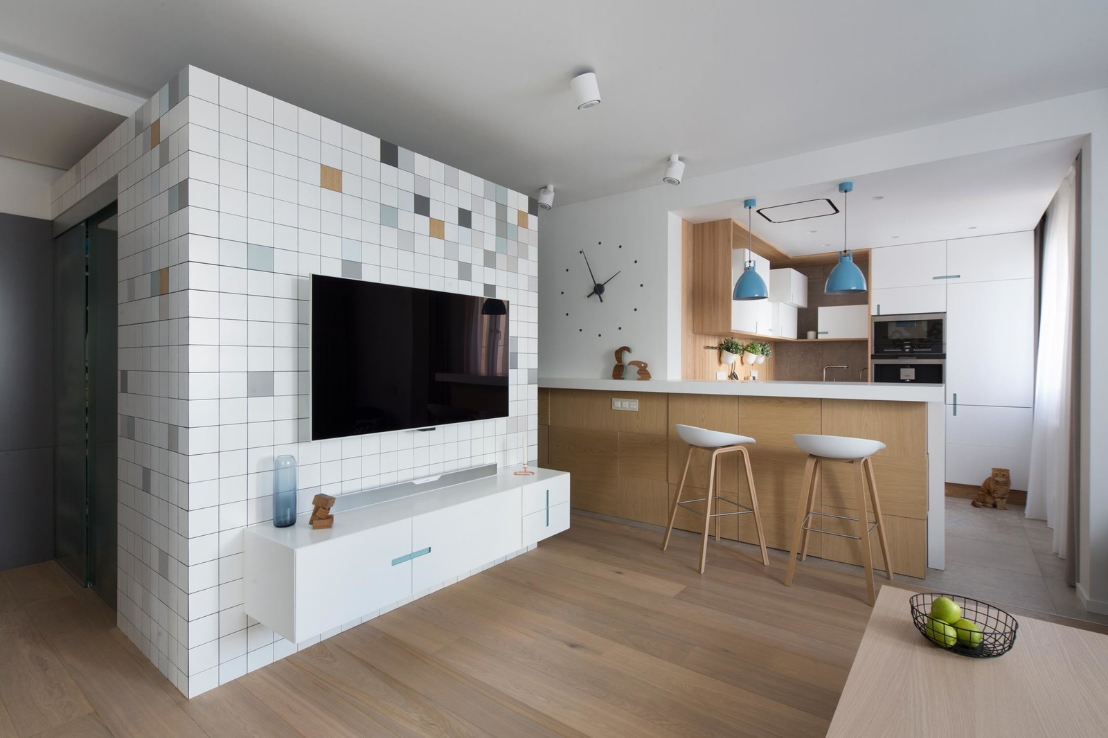 Houzz тур: Подиум в спальне, куб в гостиной