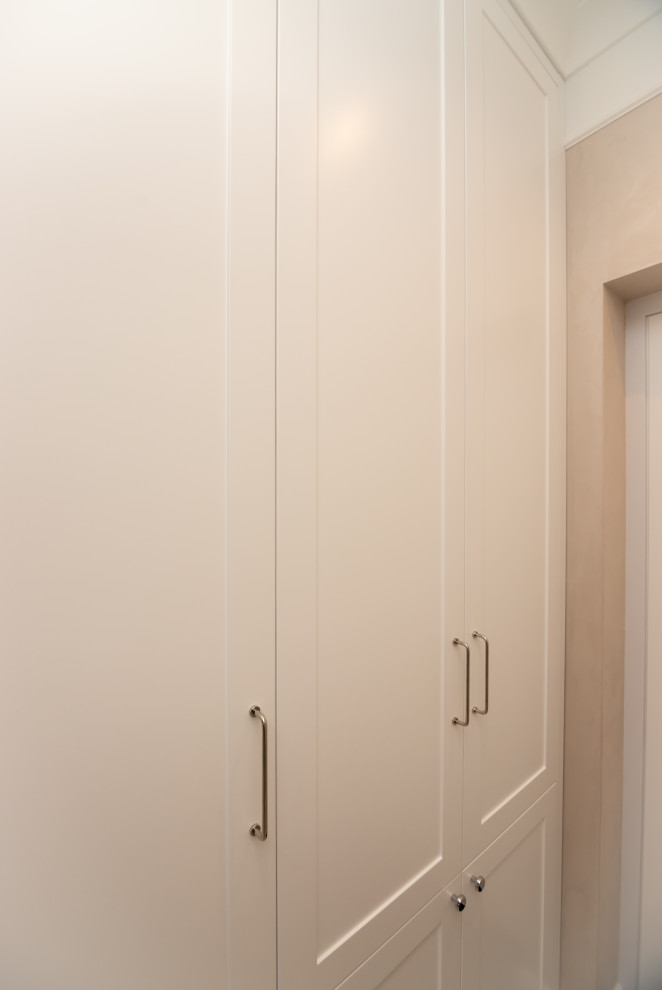 Шкафы в прихожую и спальню в неоклассическом стиле