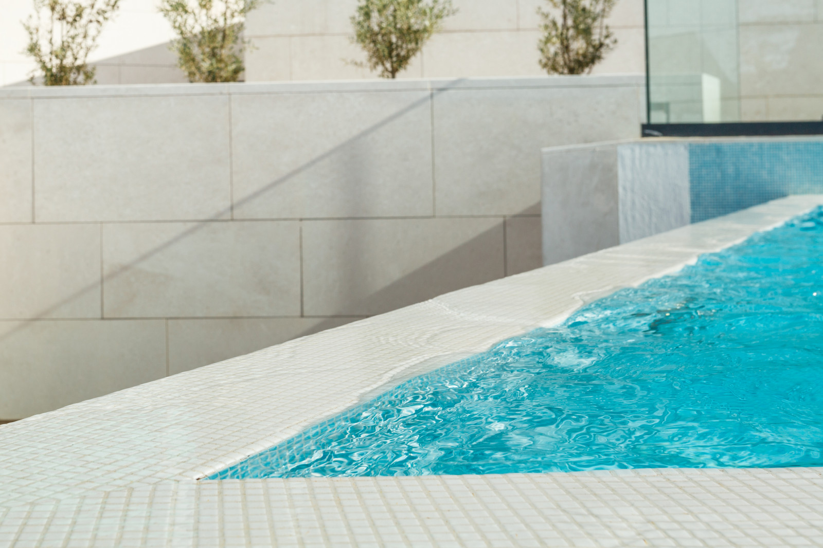 Открытый бассейн infinity в REEF RESIDENCE.