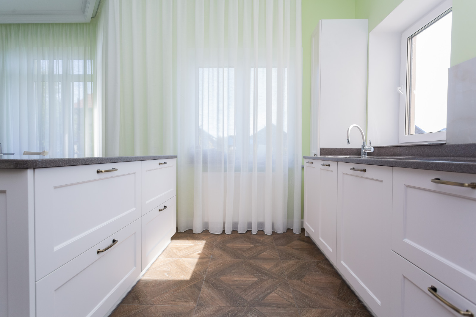 Кухня с островом и каменной столешницей