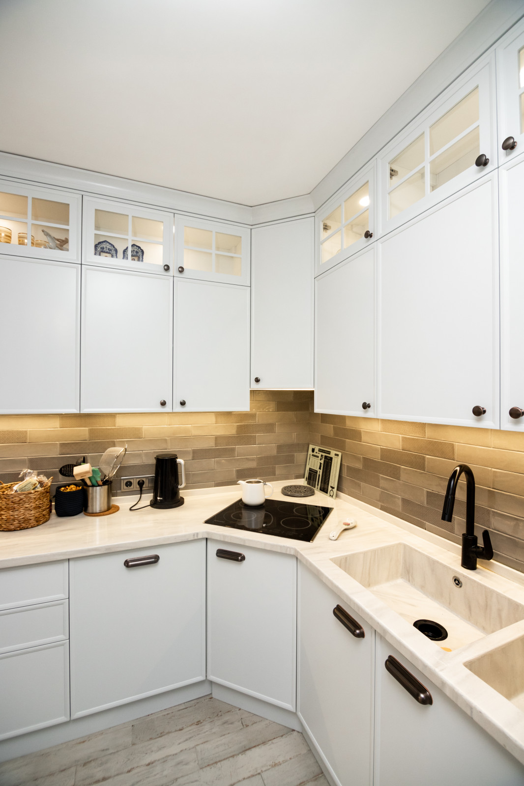 Светлая кухня с деревянными элементами