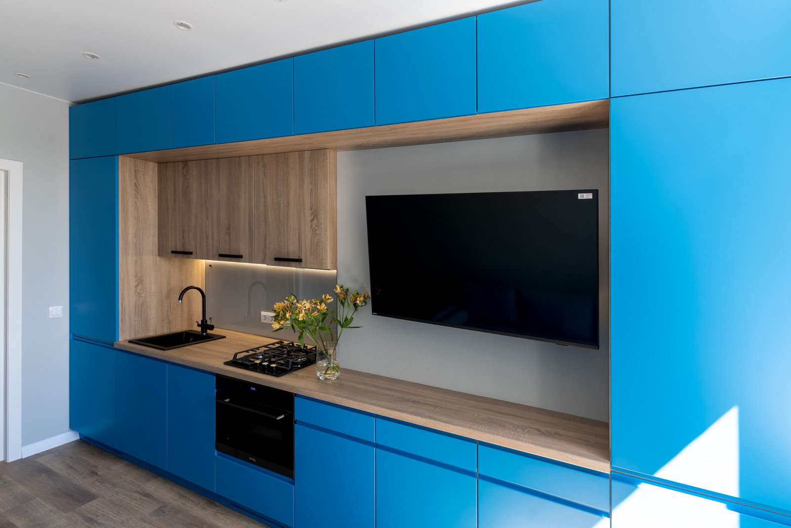 Многофункциональная кухня в ярком цвете