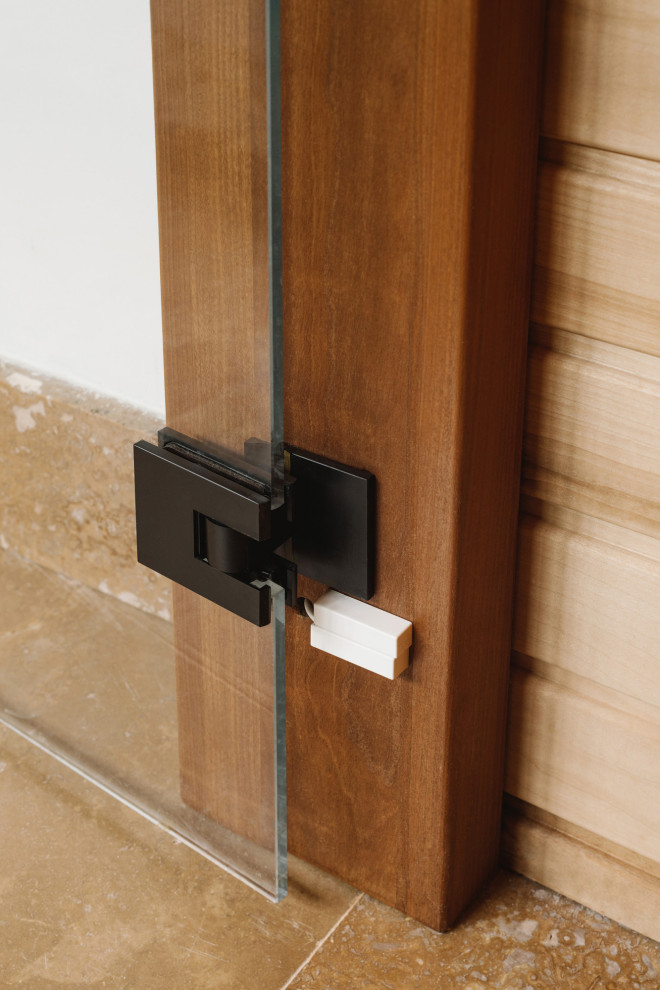 Фурнитура двери с дверным контактом.