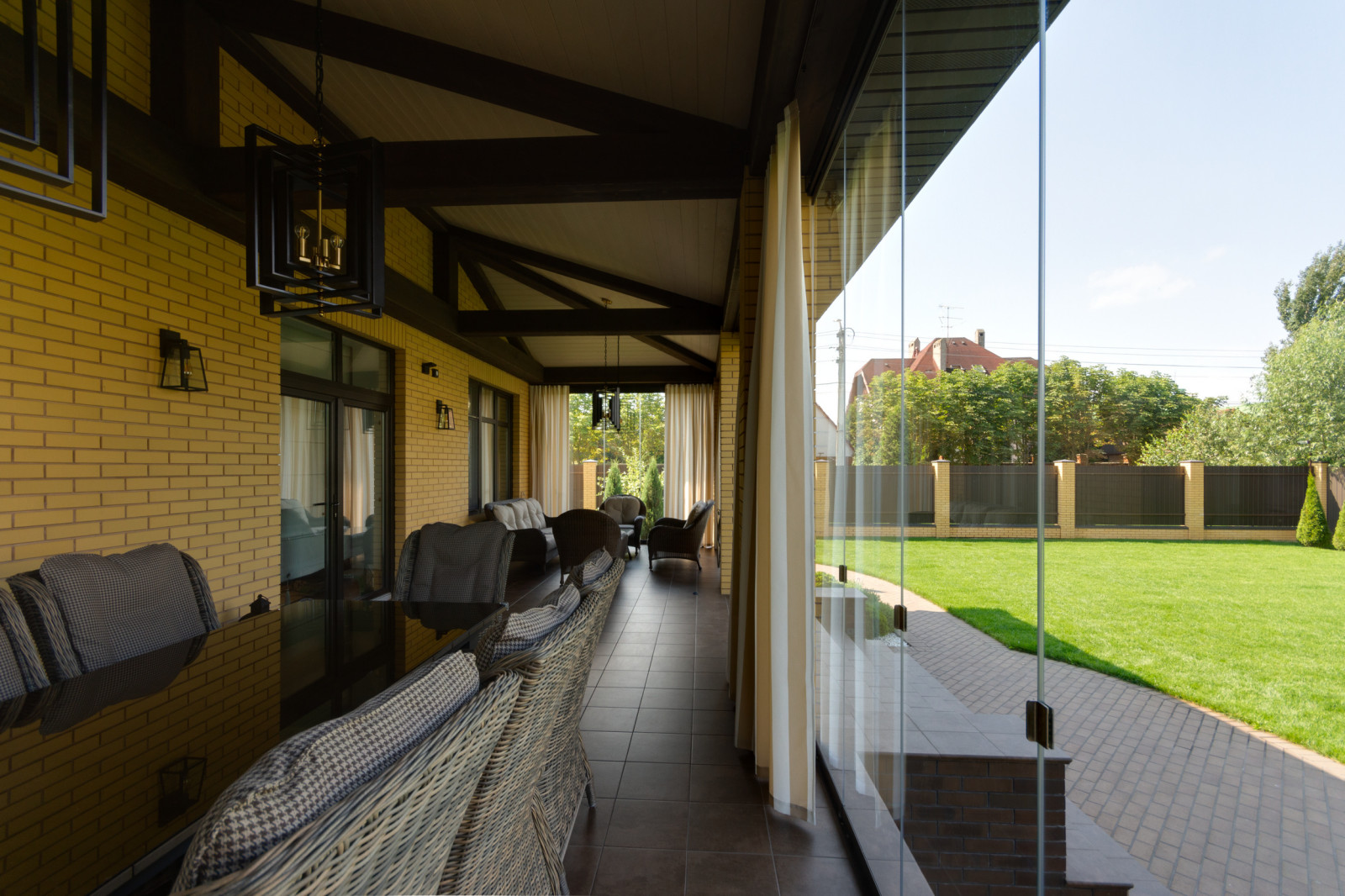 Классическая терраса с безрамным остеклением