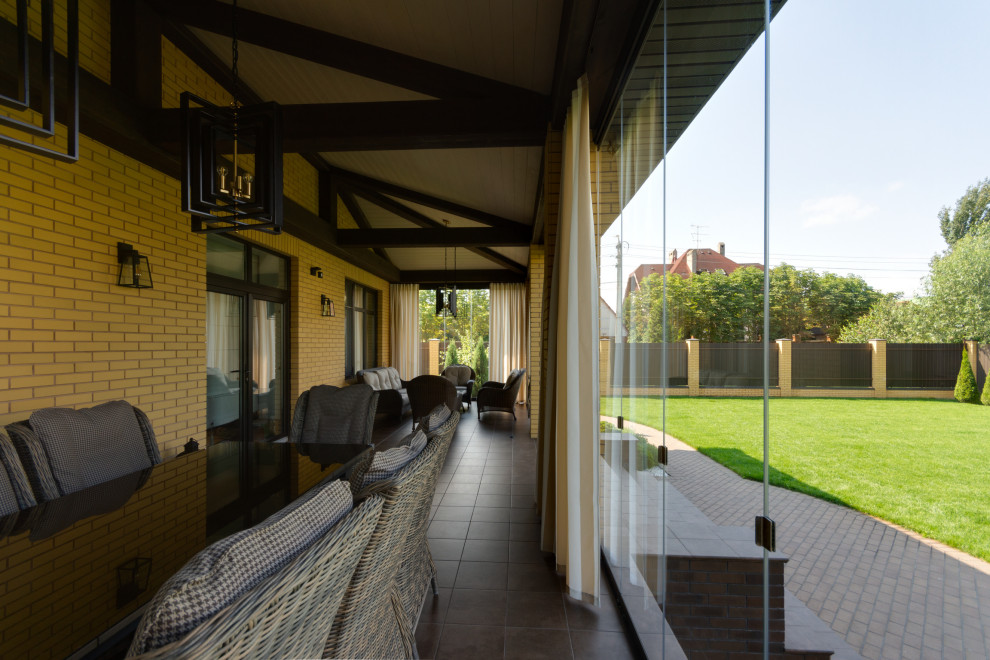 Классическая терраса с безрамным остеклением