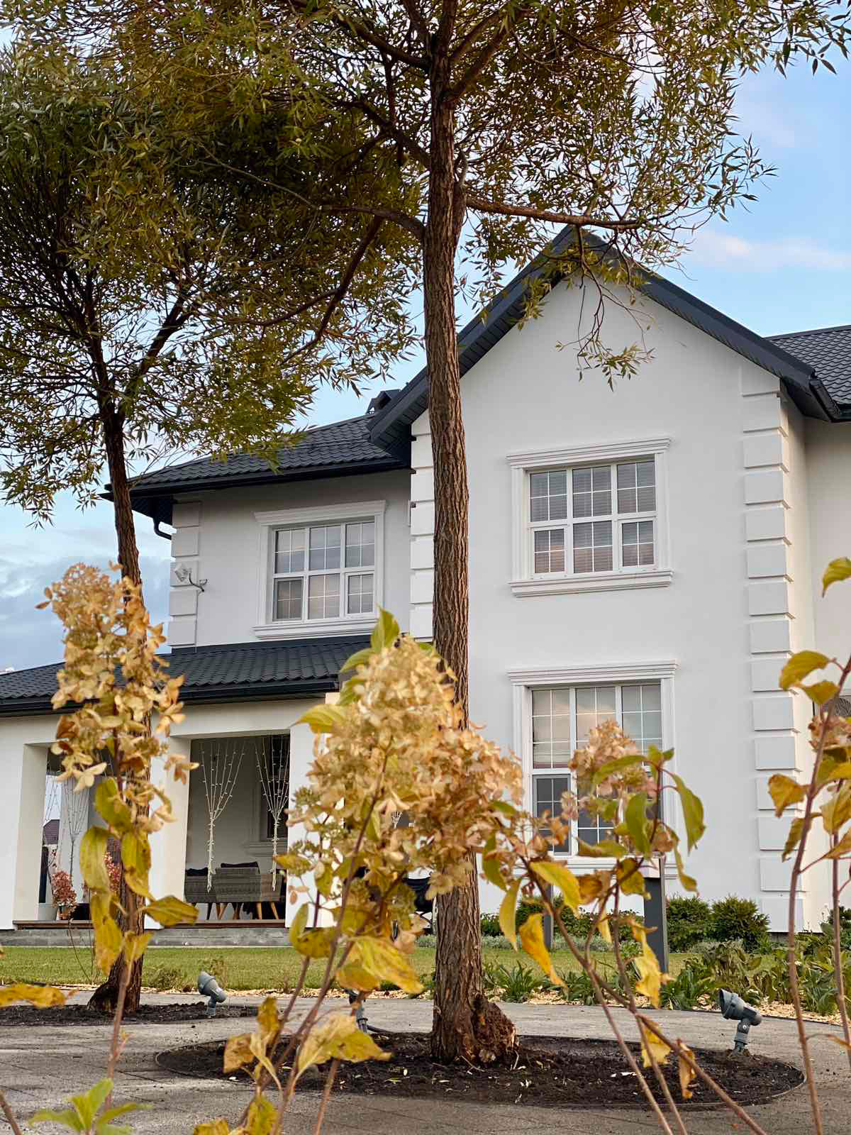 Сад вокруг белого дома