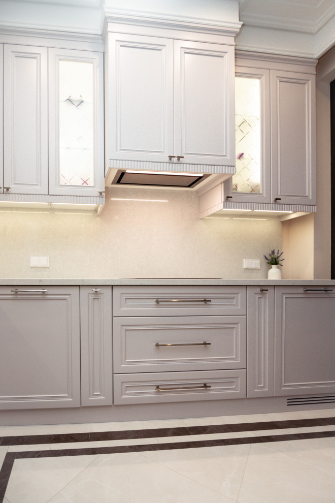 Нежно-серая кухня в неоклассическом стиле