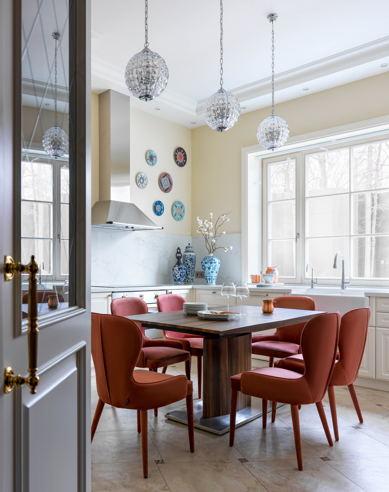 Двухэтажный коттедж в черте Москвы: кухня