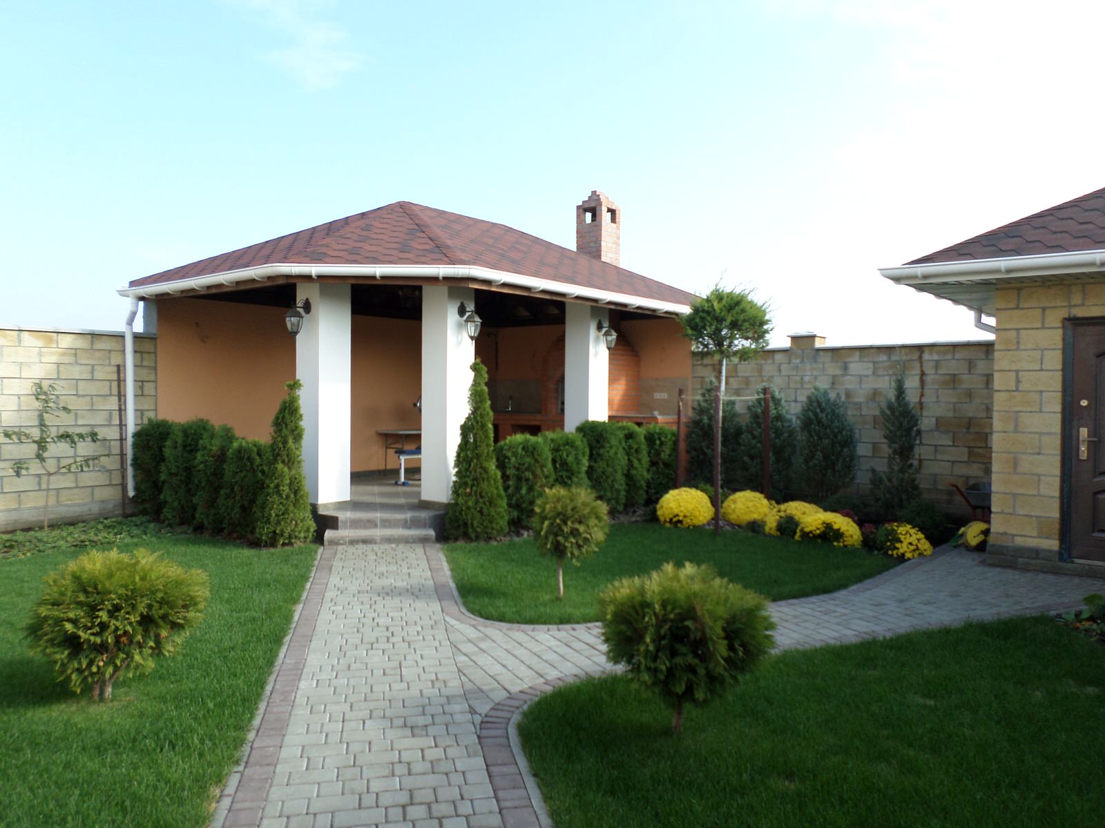 Уютный дворик