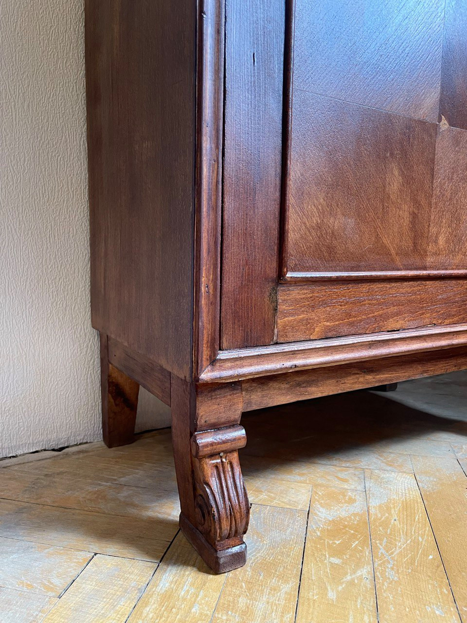 Гарнитур: 2 книжных шкафа, кресло, стулья. Реставрация.