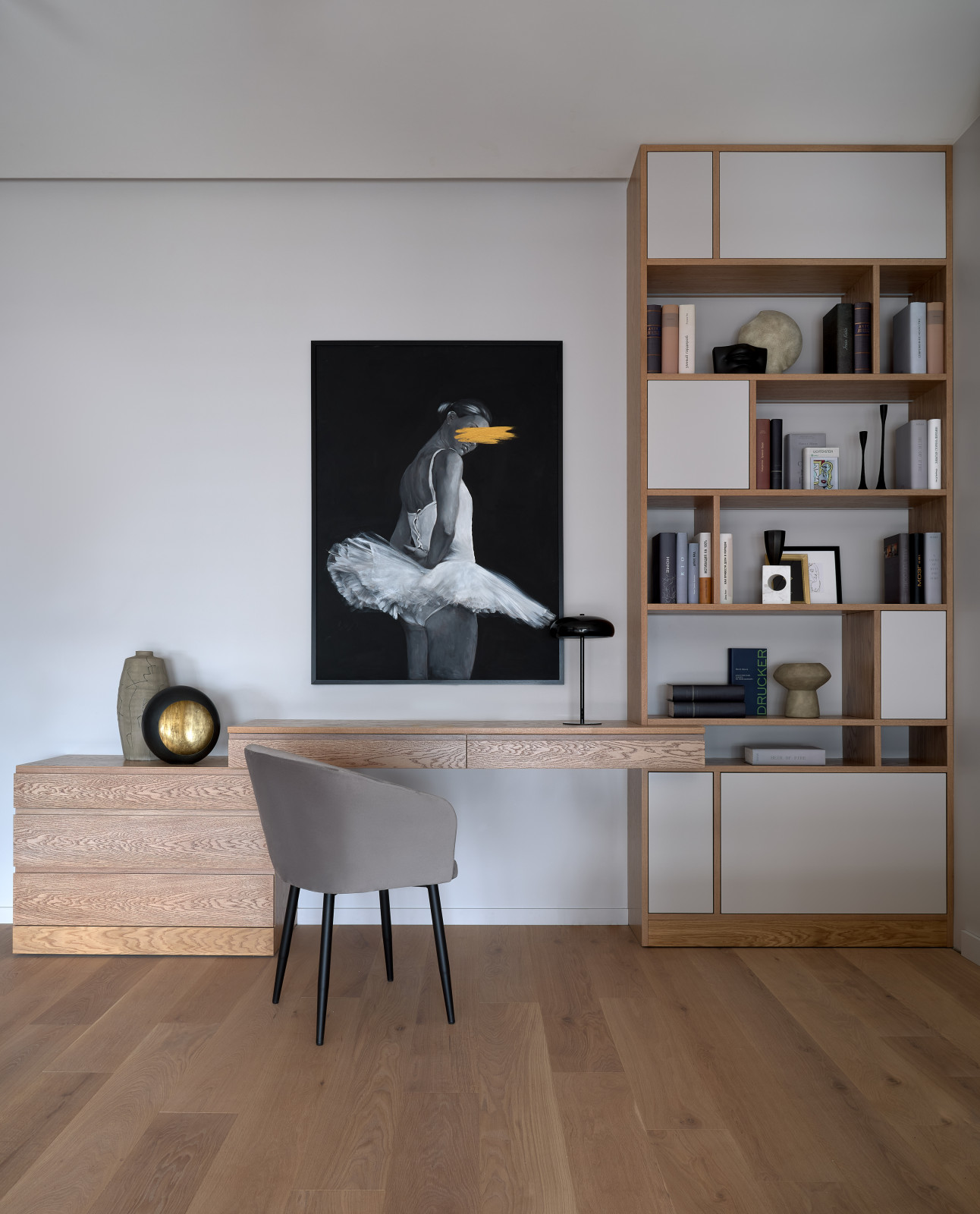 Монохром с деревянными акцентами.Дизайн Анастасия Волчкова.Публикация Elle Decor