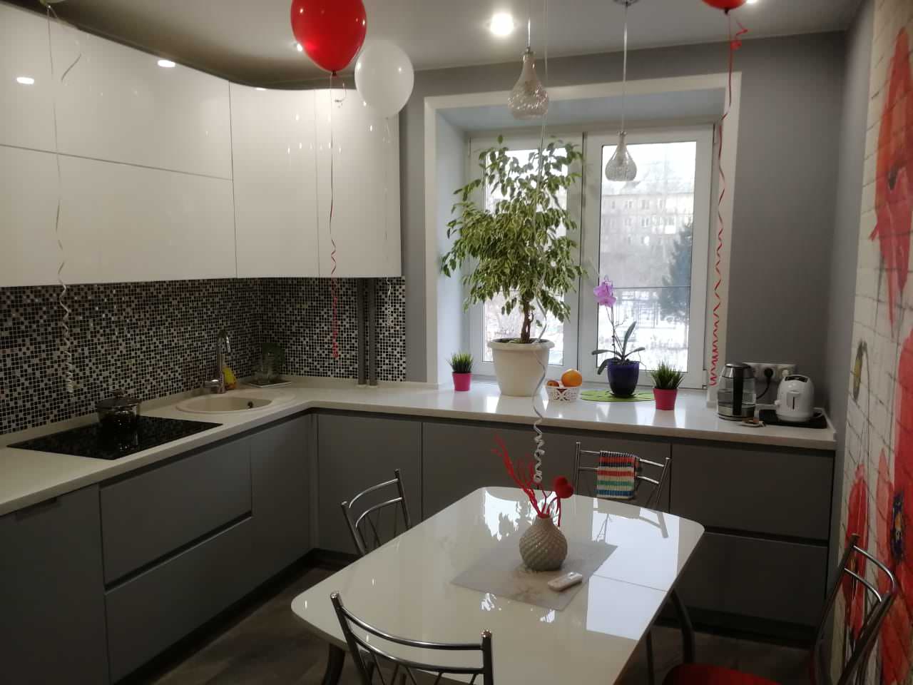 Современная кухня с зоной у окна