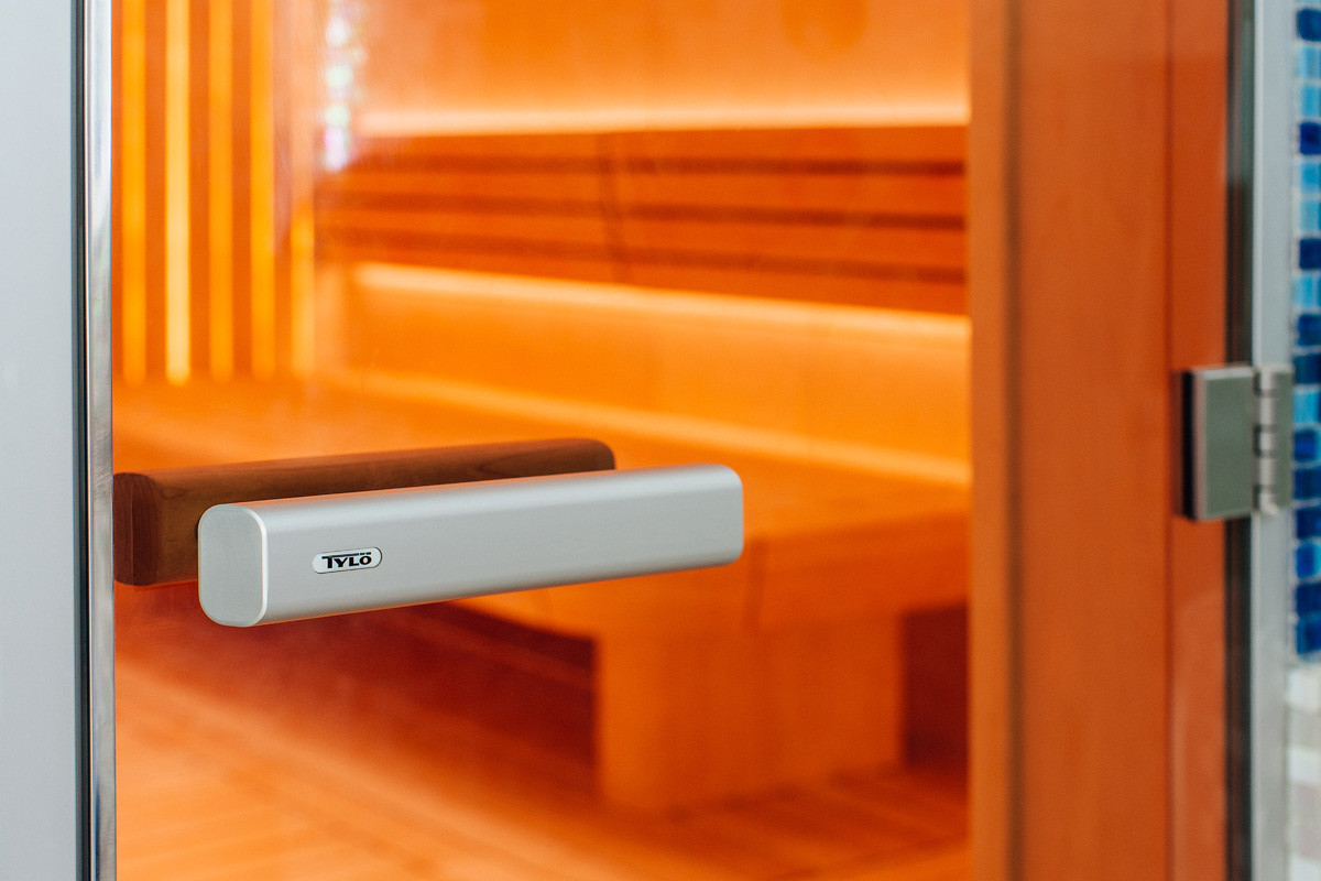 Дверь стеклянная в баню.