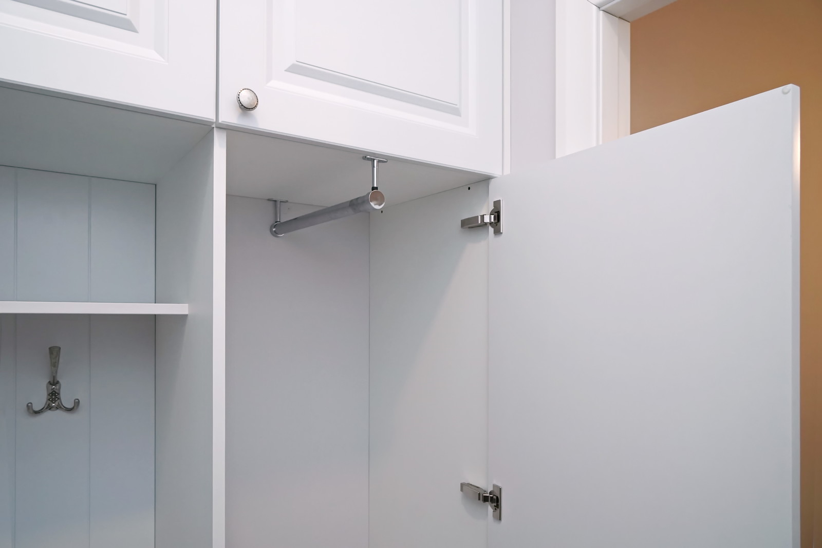 Прихожая, хозшкаф и ванная - всё в белом!