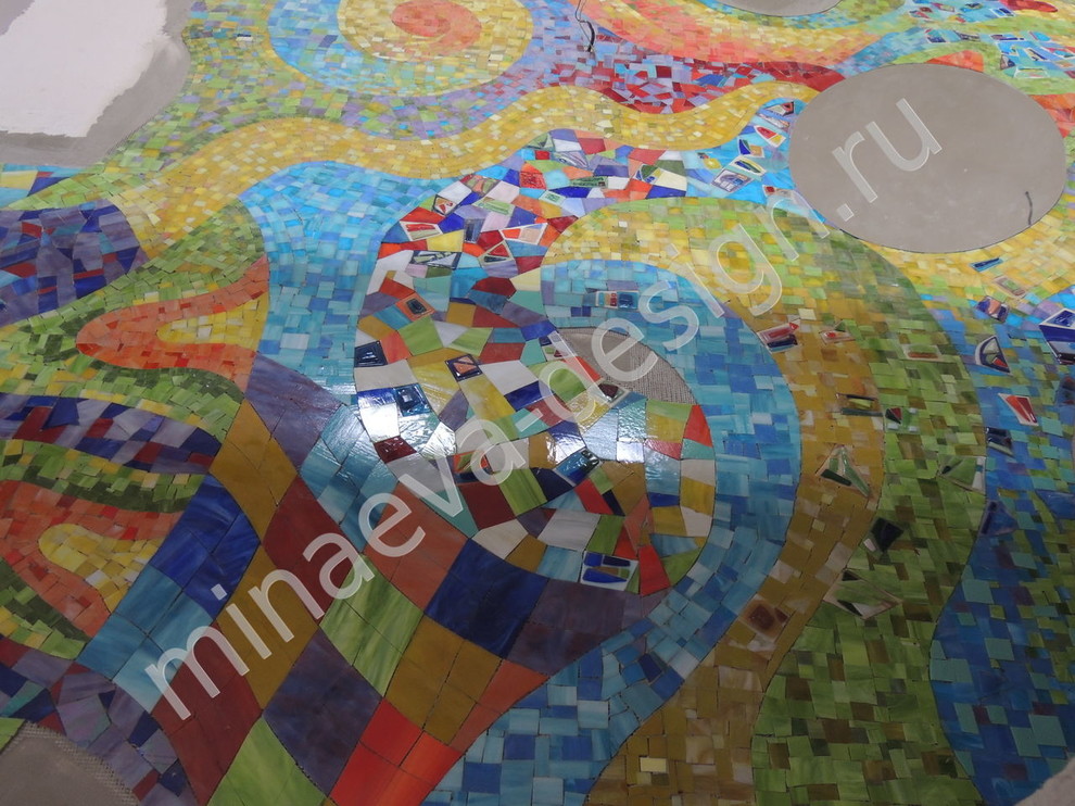 Ручная мозаика в стиле Гауди (25 кв.м), лестничный пролет