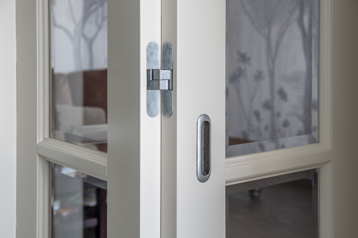 Интерьер с дверью-книжкой Брянский лес